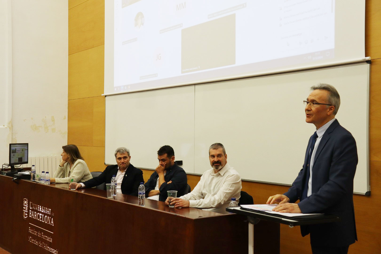 Carlos Plata modera la mesa redonda